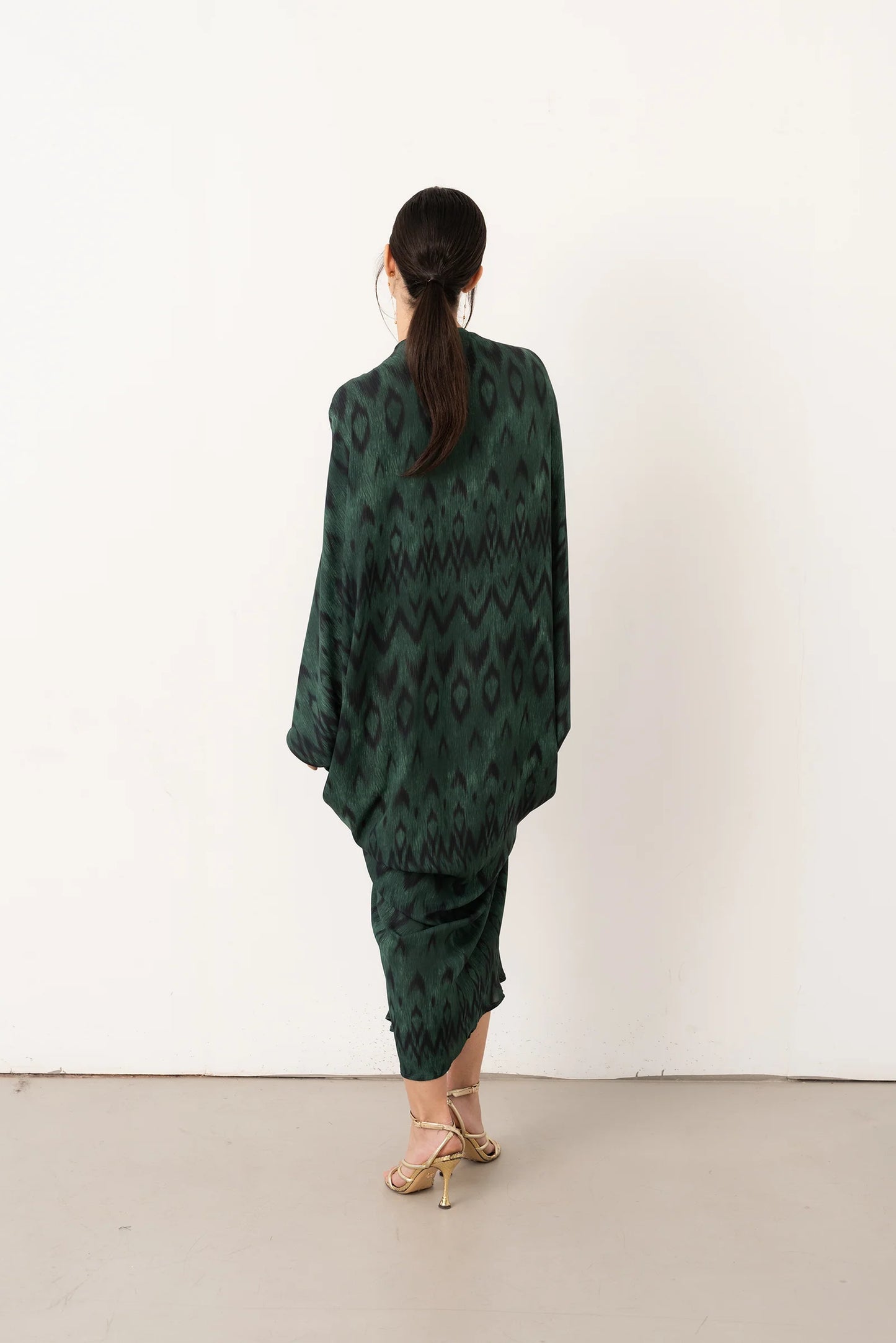 Vestido kaftán Libelule de Vano Studio en tejido estampado verde, manga murciélago y escote en pico