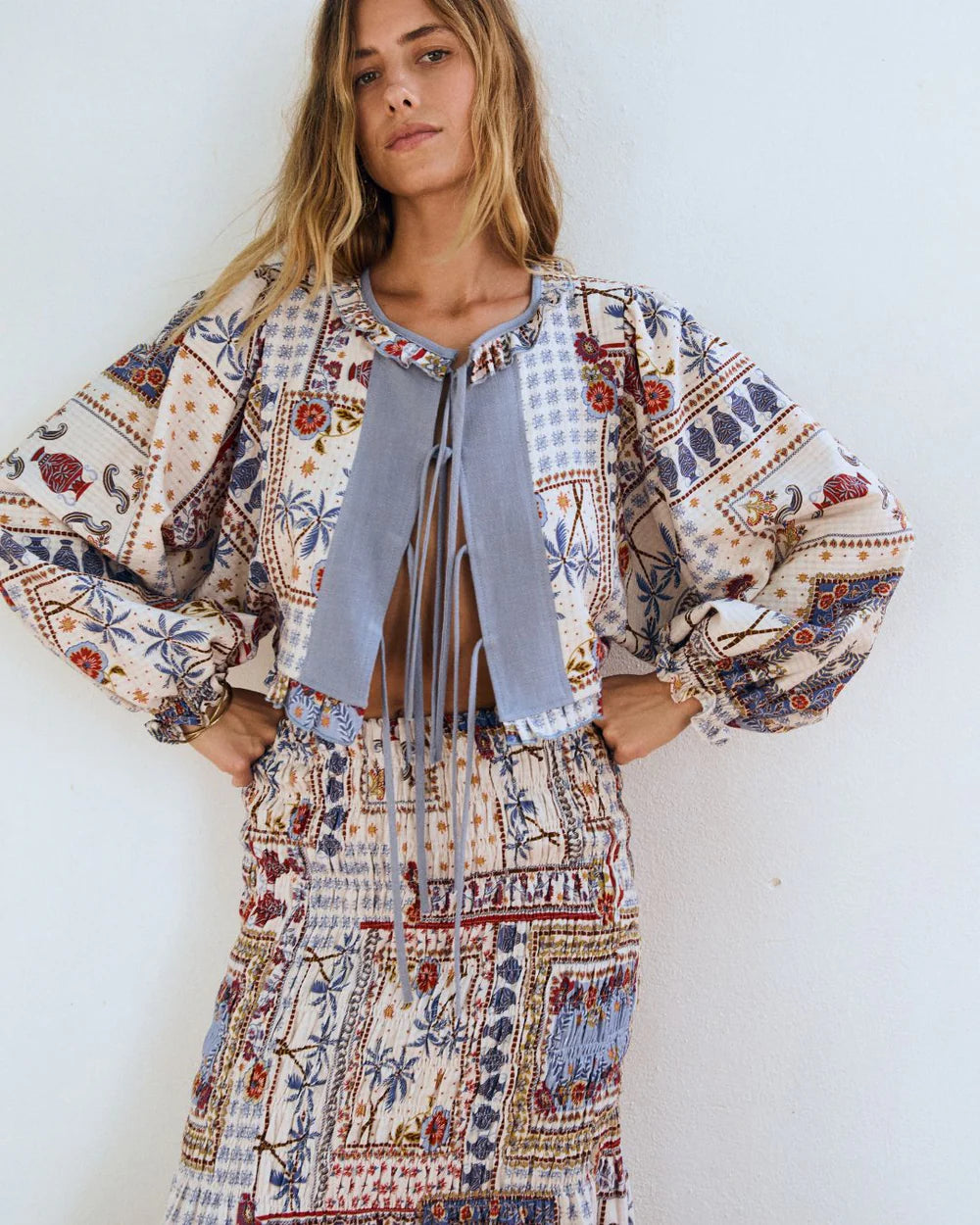 Camisa en crudo con estampado tropical de palmeras en azul, rojo y terracota – Magnolya Collection · PORTICO Concept, Turó Park Barcelona (vista 3)