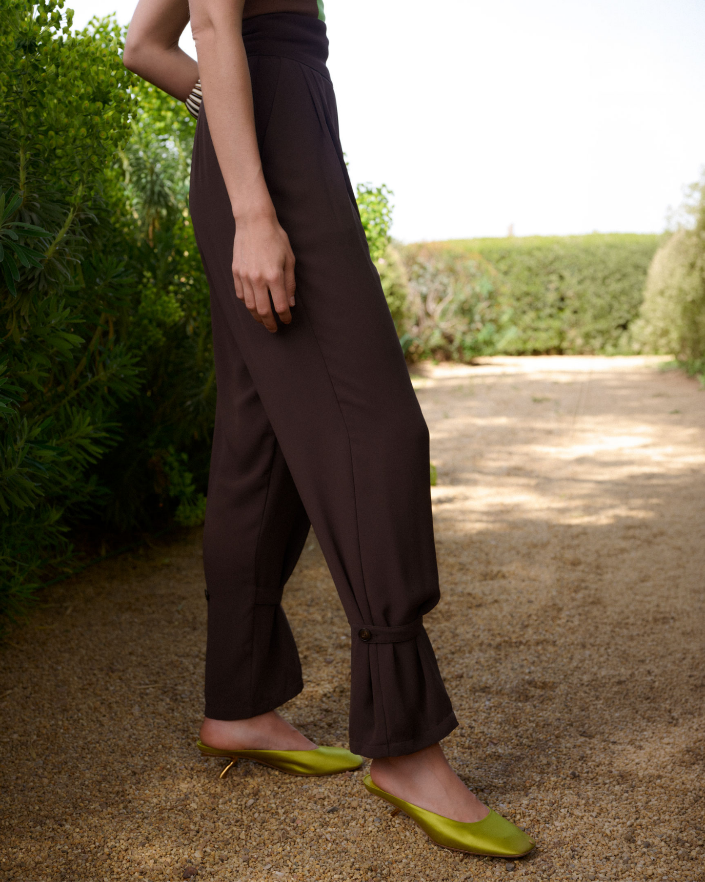 Pantalón Oblicuo en marrón de IQ Collection · PORTICO Concept, Turó Park Barcelona (vista 3)