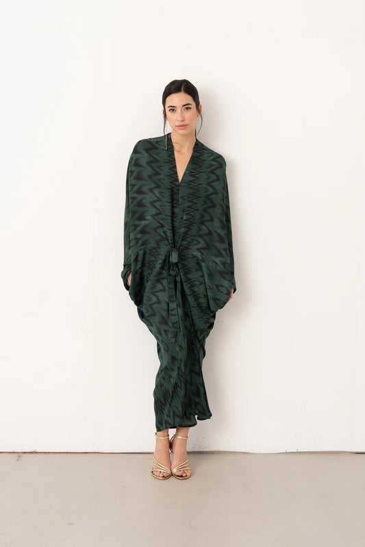 Vestido Libelule de Vano Studio, detalle de la lazada delantera ajustable en kaftán verde