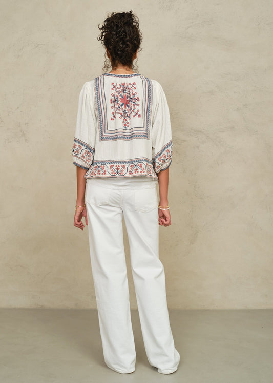 Chaqueta Calista en crudo con bordados florales, vista trasera – Mabe · PORTICO Concept, Turó Park Barcelona