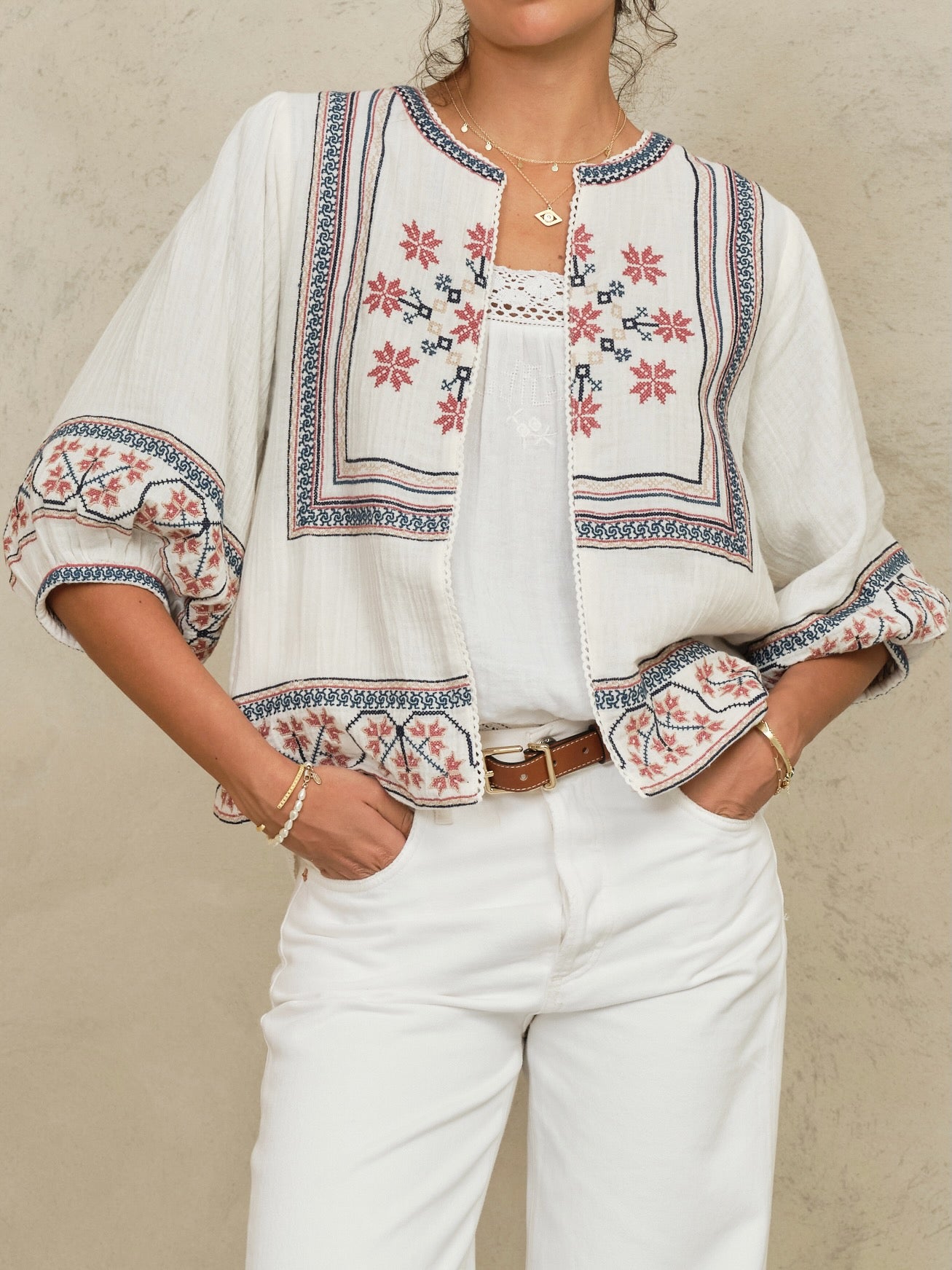 Chaqueta Calista en crudo con bordados florales coral y azul – Mabe · PORTICO Concept, Turó Park Barcelona