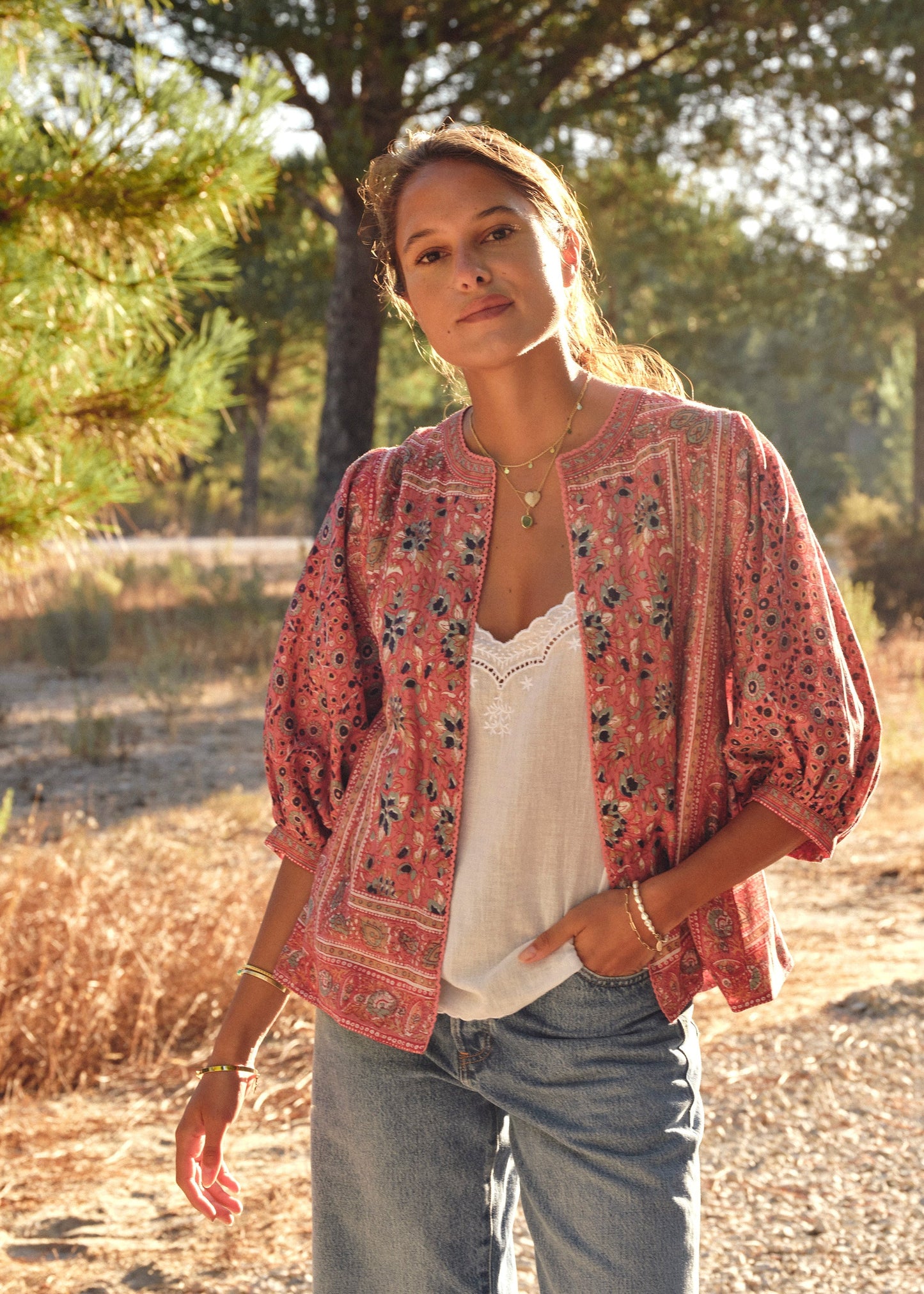 Chaqueta Darla con estampado bohemio en tonos rojos – Mabe · PORTICO Concept, Turó Park Barcelona