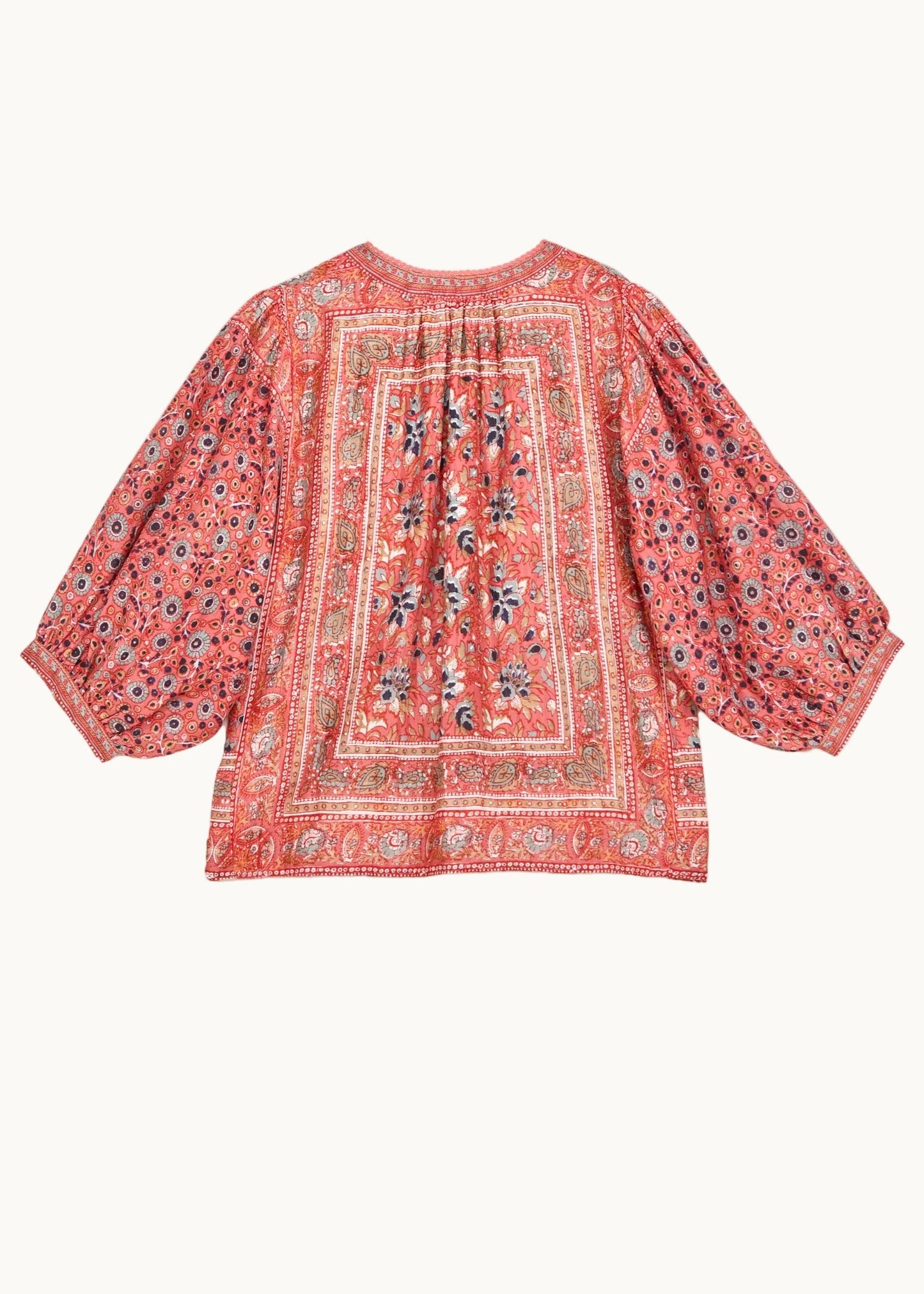 Chaqueta Darla con estampado bohemio en tonos rojos, vista trasera – Mabe · PORTICO Concept, Turó Park Barcelona
