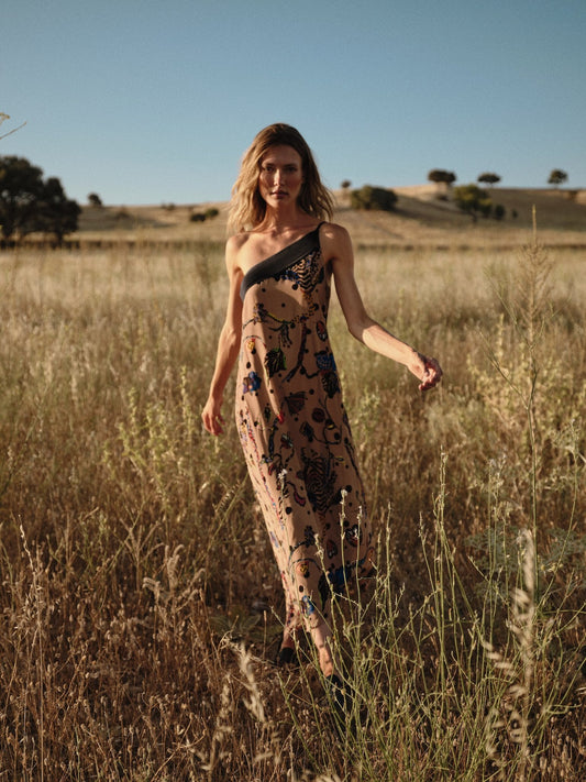 Vestido midi Lauren beige con tirante fino y canesú en contraste negro