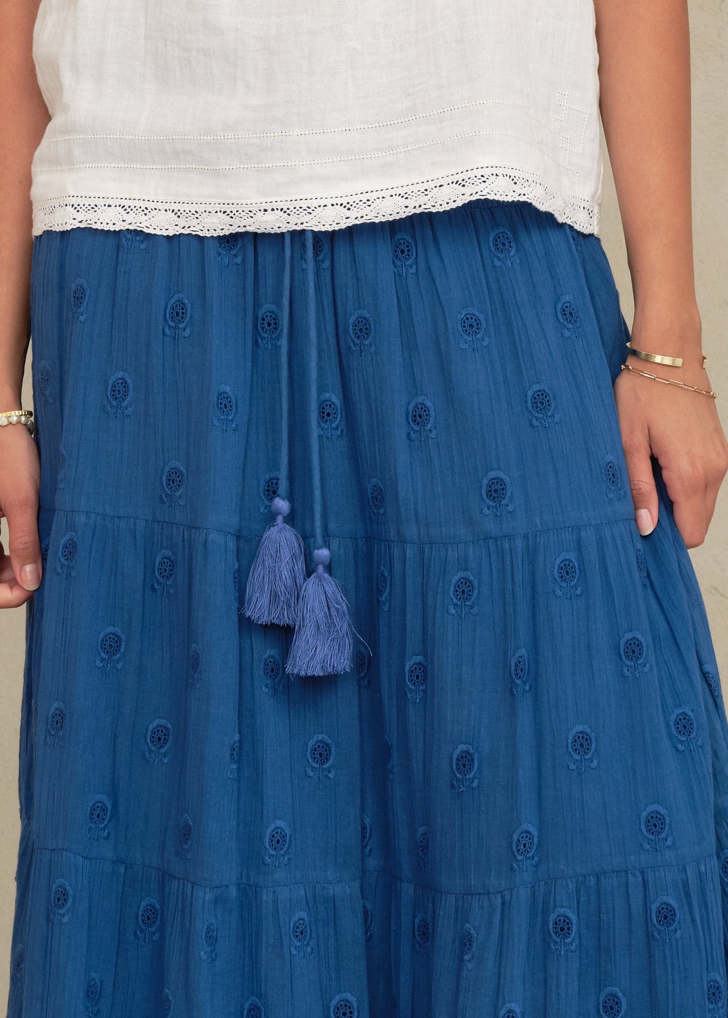 Falda Frani maxi en azul cobalto, detalle – Mabe · PORTICO Concept, Turó Park Barcelona