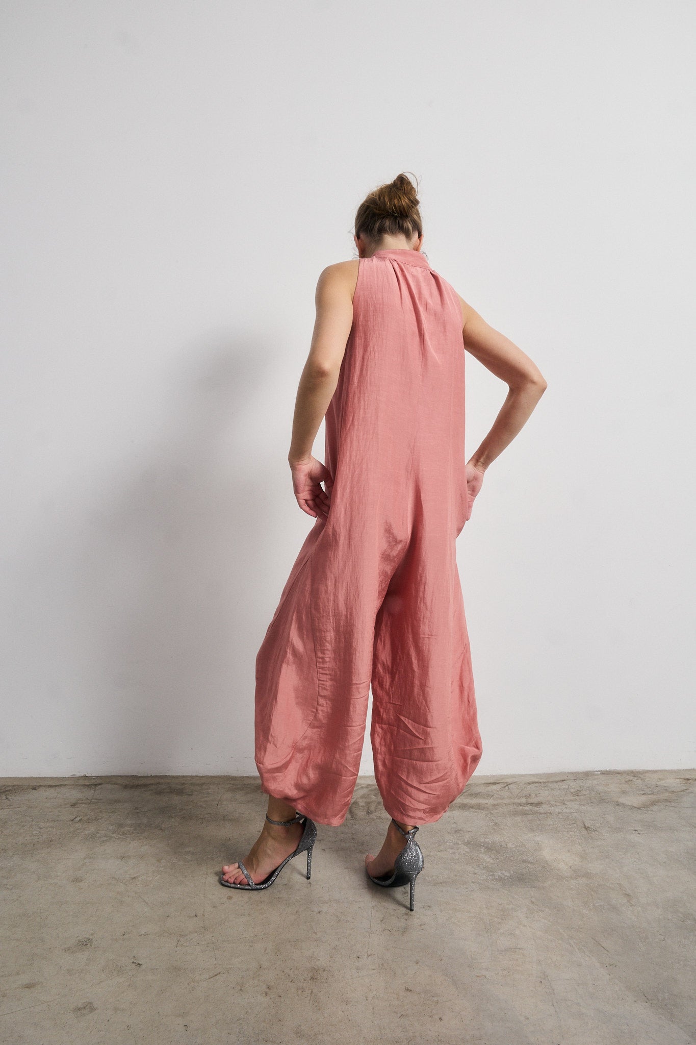 Mono Carolyne Rosa — Galcon Studio · detalle 5