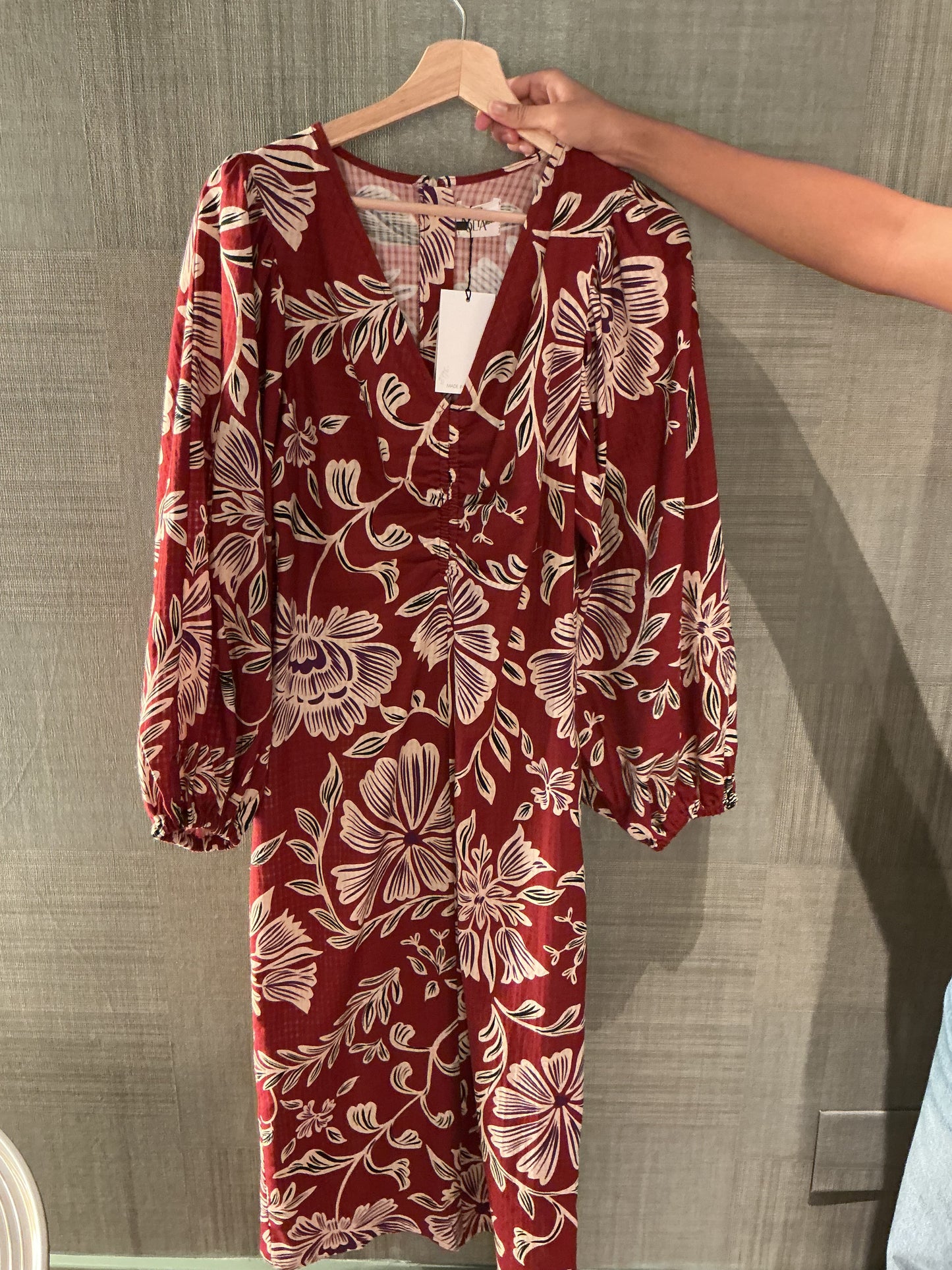 Vestido midi burdeos con estampado floral – Magnolya Collection · PORTICO Concept, Turó Park Barcelona