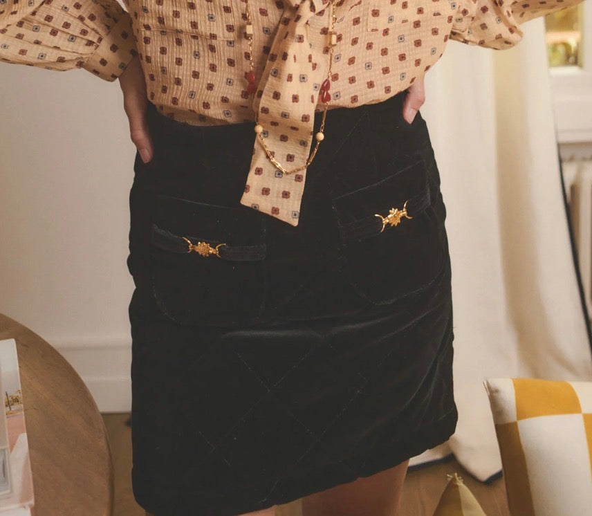 Falda mini negra de terciopelo – Josephine · PORTICO Concept, Turó Park Barcelona