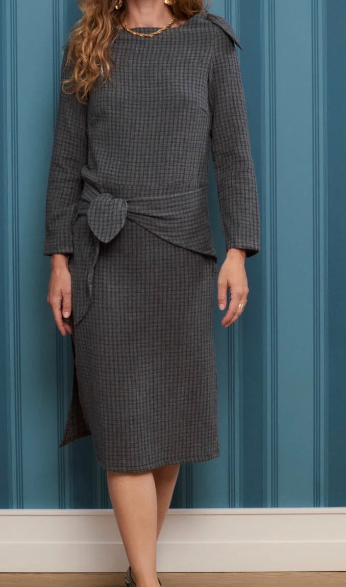 Vestido gris de manga larga con nudo en la cintura – Josephine · PORTICO Concept, Turó Park Barcelona
