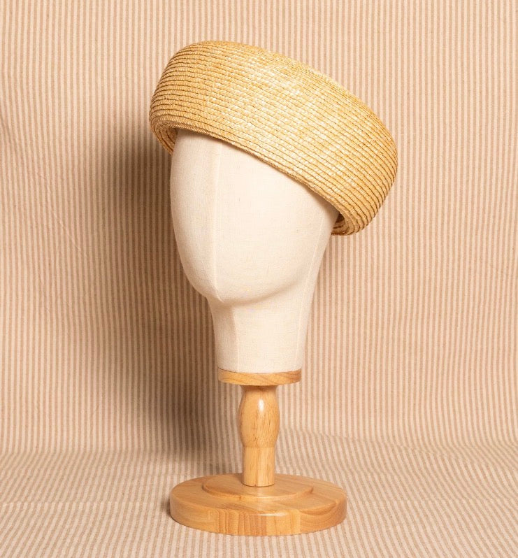 Casquete de paja de trigo natural – Alexia Álvarez de Toledo · PORTICO Concept, Turó Park Barcelona