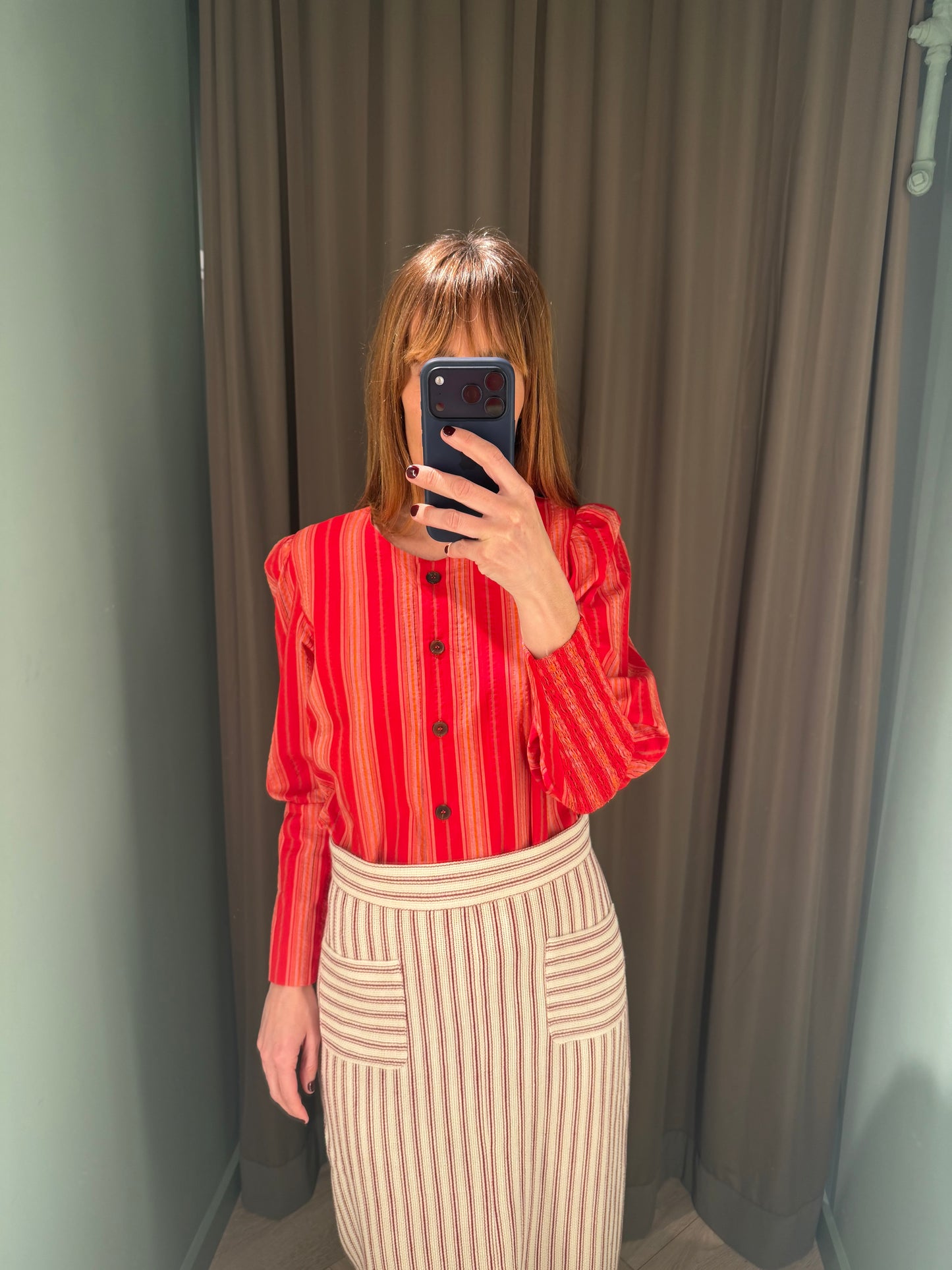 Blusa roja a rayas con botones – Magnolya Collection · PORTICO Concept, Turó Park Barcelona (vista 2)