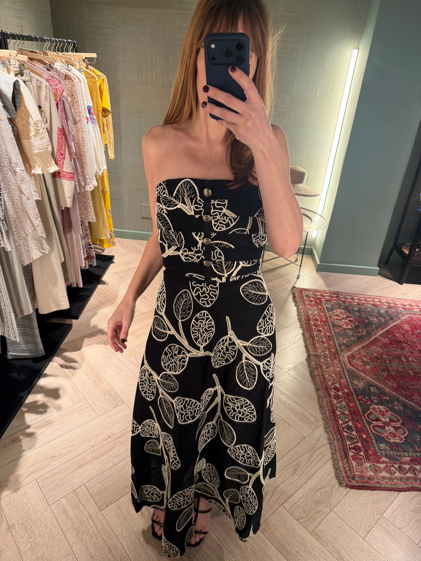 Vestido largo negro con bordado de hojas en crudo – Pietra Madrid · PORTICO Concept, Turó Park Barcelona (vista 2)