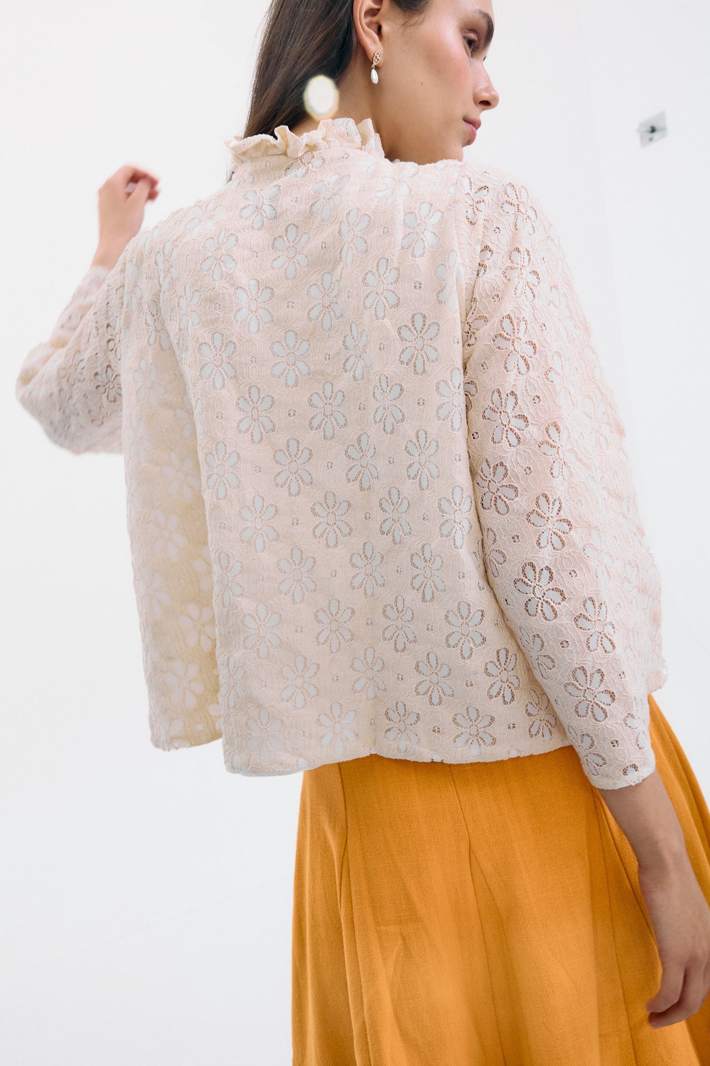 Blusa Meriggio Flores Bordadas Beige de IPA Brand · detalle 6