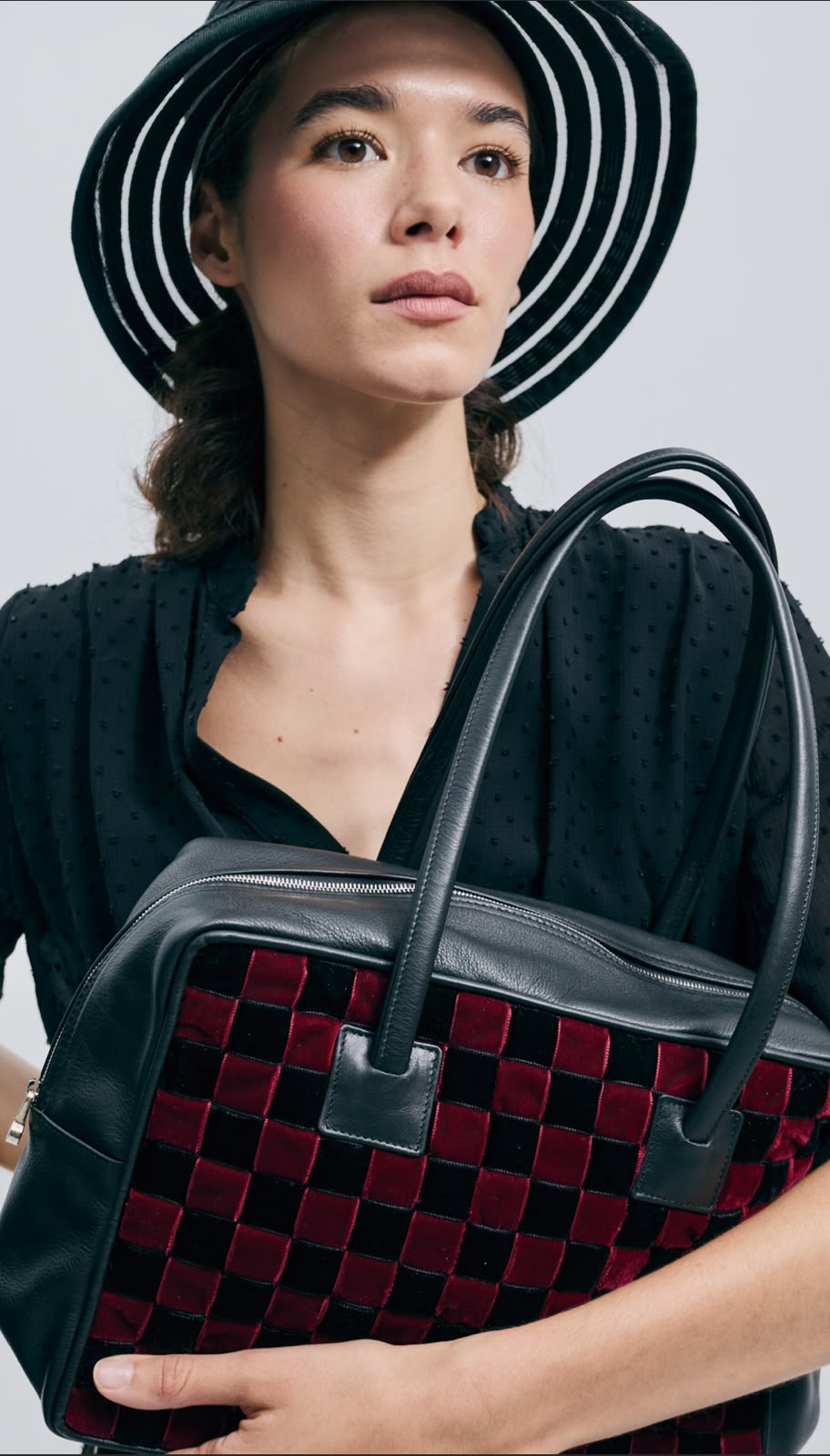 Bolso Inés Granate de Velvet Atelier llevado al hombro