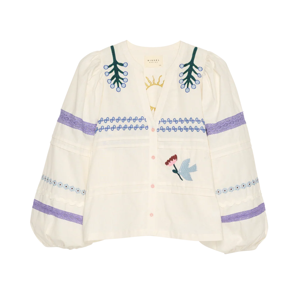 Blusa blanca de algodón orgánico con bordados y mangas abullonadas – Sissel Edelbo · PORTICO Concept, Turó Park Barcelona