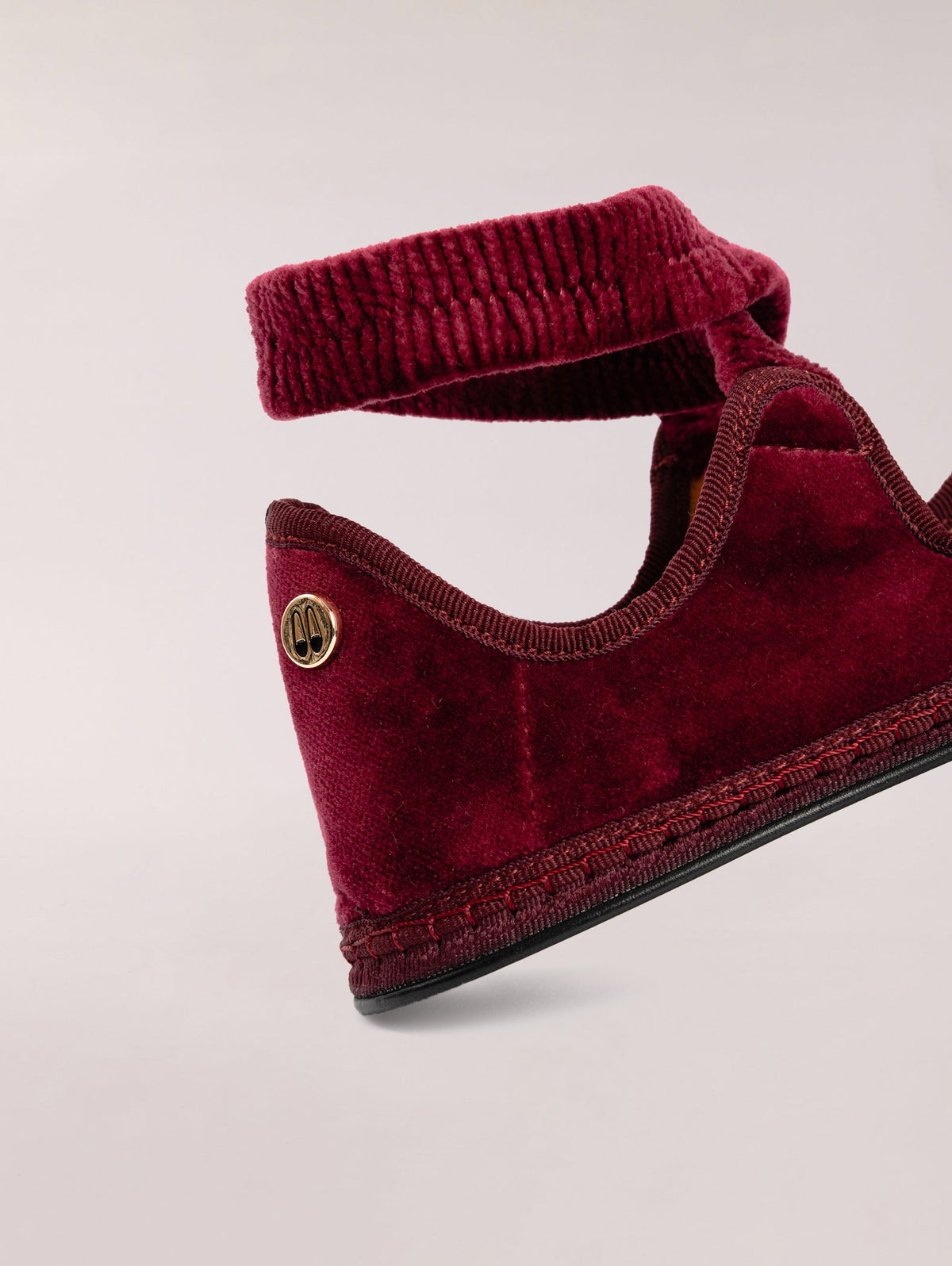 Loafers Burgundy, mocasín de terciopelo burdeos con interior de piel – Sveti Stefan · PORTICO Concept, Turó Park Barcelona (vista 4)