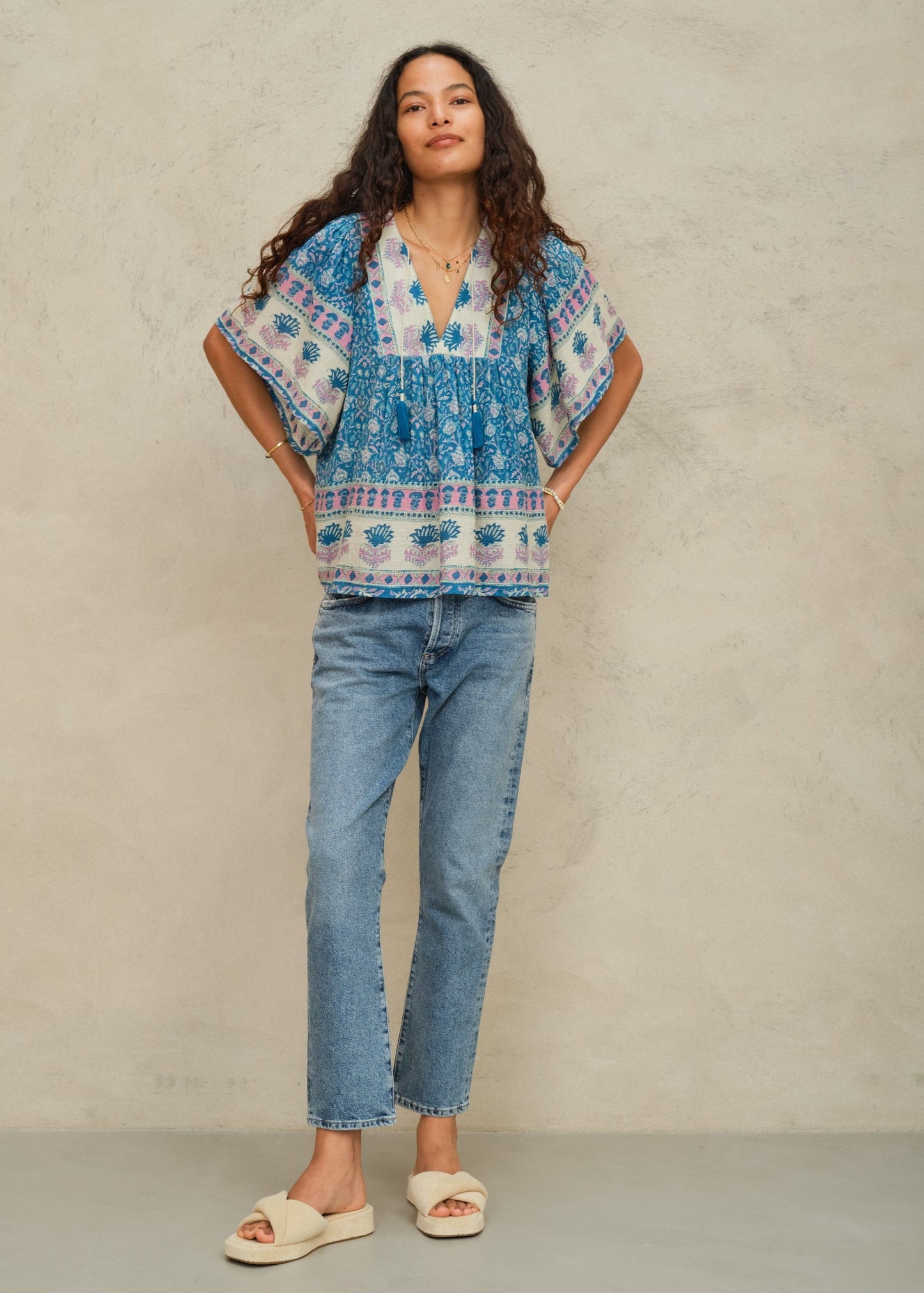 Top Myla con estampado bohemio multicolor en azul – Mabe · PORTICO Concept, Turó Park Barcelona