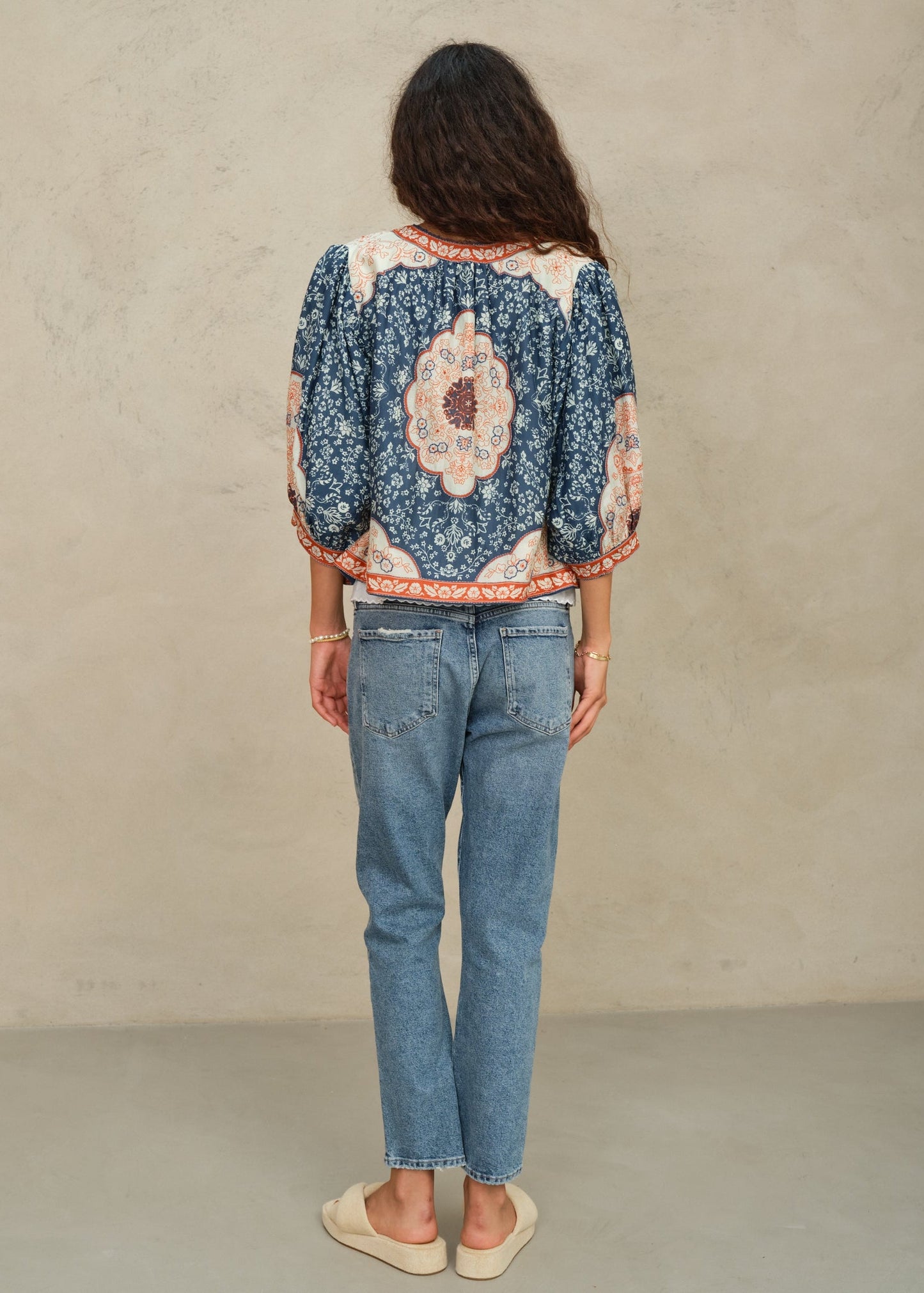 Chaqueta Ursa en algodón índigo con bordados florales, vista trasera – Mabe · PORTICO Concept, Turó Park Barcelona