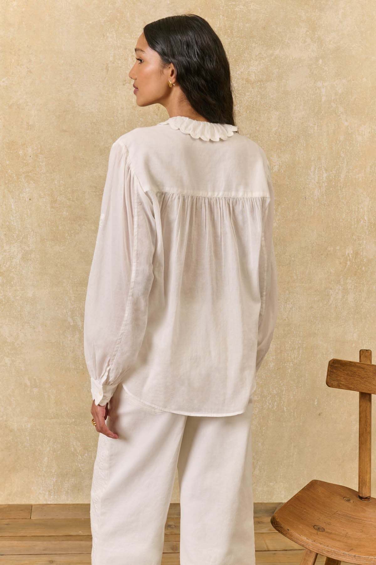 Camisa Cora, blusa off-white con bordado tono sobre tono – Louise Misha · PORTICO Concept, Turó Park Barcelona