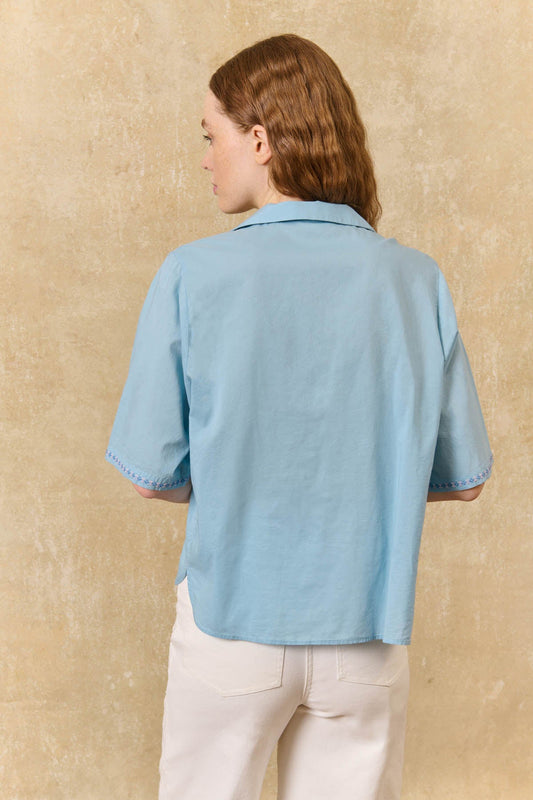 Camisa Emilius, camisa azul stone blue de manga corta con bordado – Louise Misha · PORTICO Concept, Turó Park Barcelona (vista 2)
