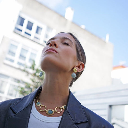 Pendientes Aqua de Olga Prieto combinados con collar de aguamarina – PORTICO Concept, Turó Park Barcelona