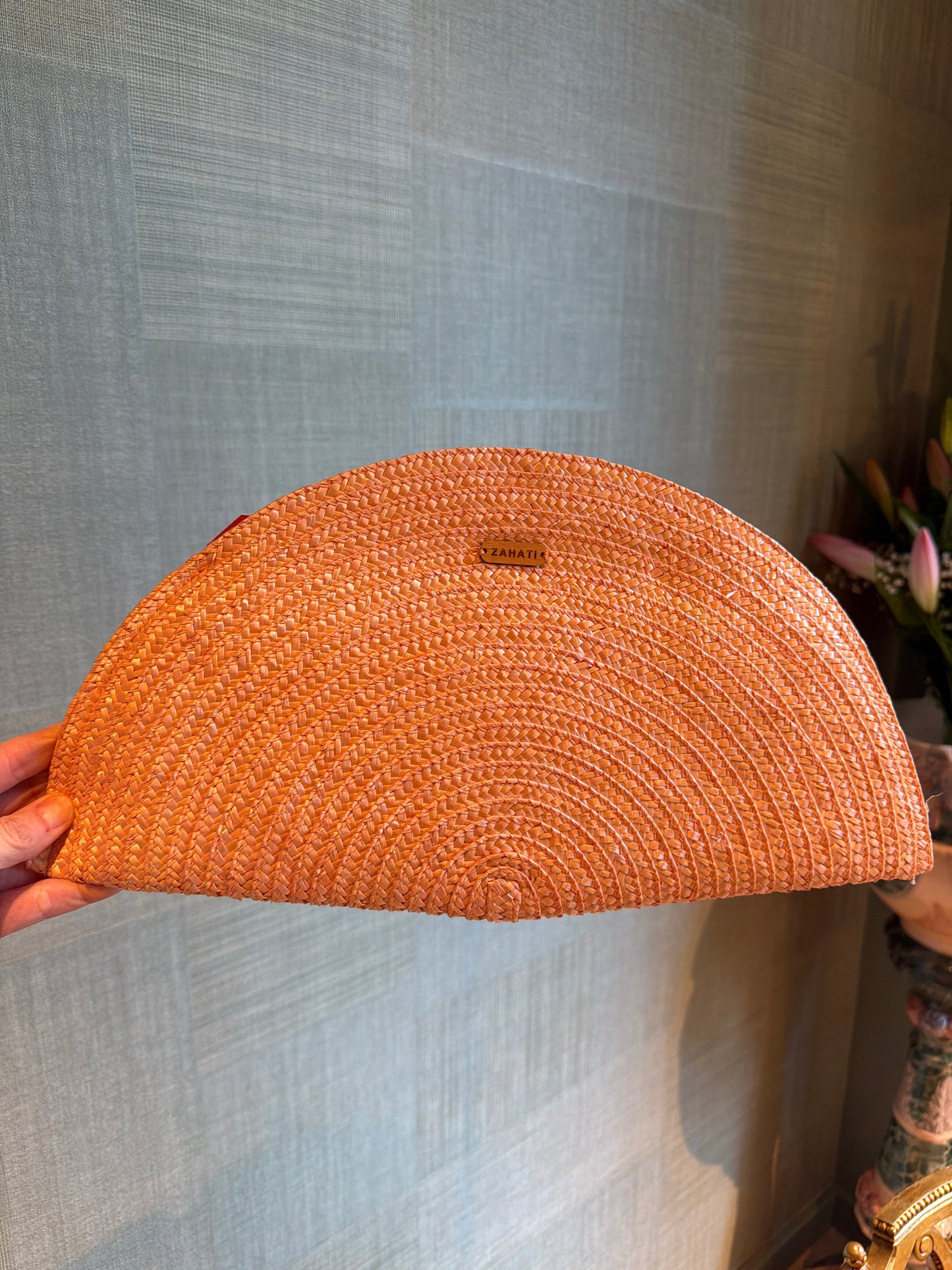 Bolso clutch Abanico de media luna en tono nude melocotón – Zahati · PORTICO Concept, Turó Park Barcelona