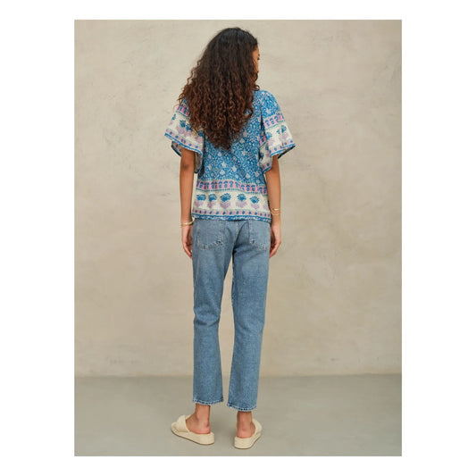 Top Myla con estampado bohemio multicolor en azul – Mabe · PORTICO Concept, Turó Park Barcelona