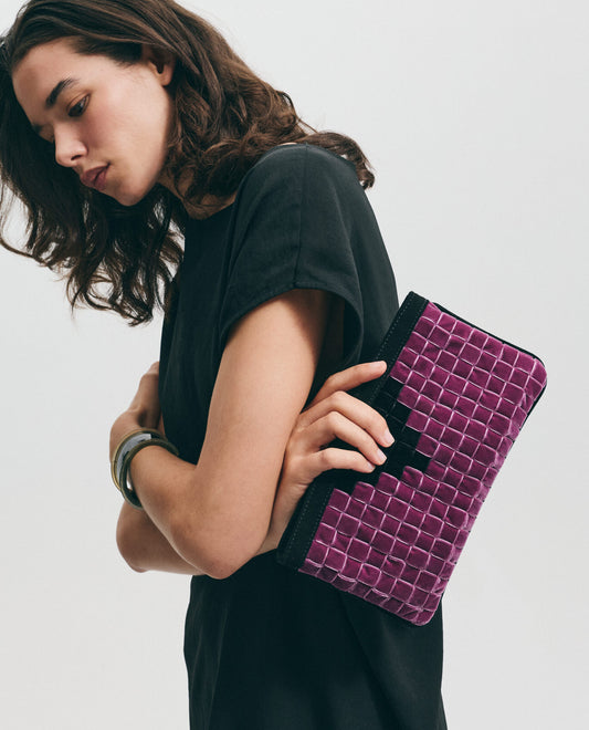 Bolso Maia Malva de Velvet Atelier con modelo