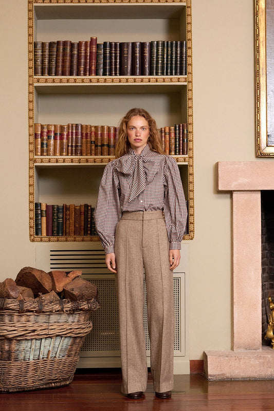 Pantalón Will espiga marrón de Maria de la Orden con camisa de vichy