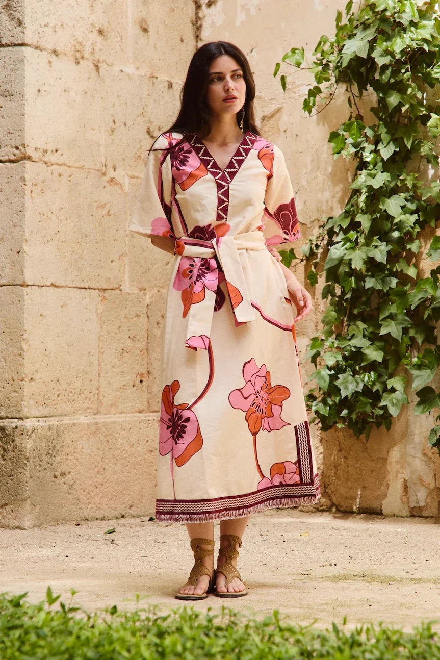 Kaftan Helena Monbali temporada SS26. Kaftan largo con pasamanería en escote y bajo. Aberturas laterales. Incluye cinturón a juego. Hecho en España.Portico Concept, Turó Park, Barcelona. 
