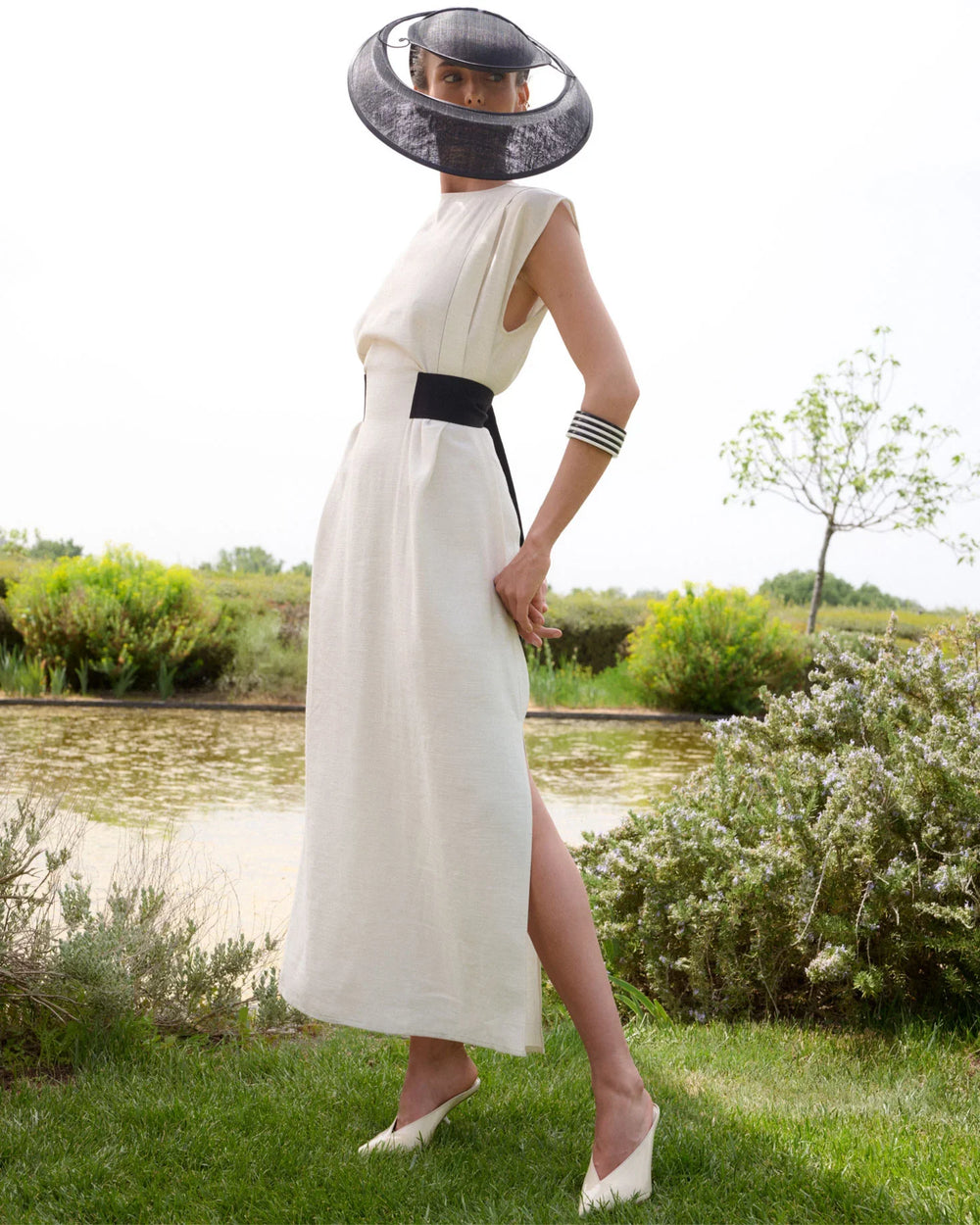 Imagen chica vestido blanco con lazo a modo de cinturón de The IQ collection. Portico Concept, Turó Park, Barcelona. 