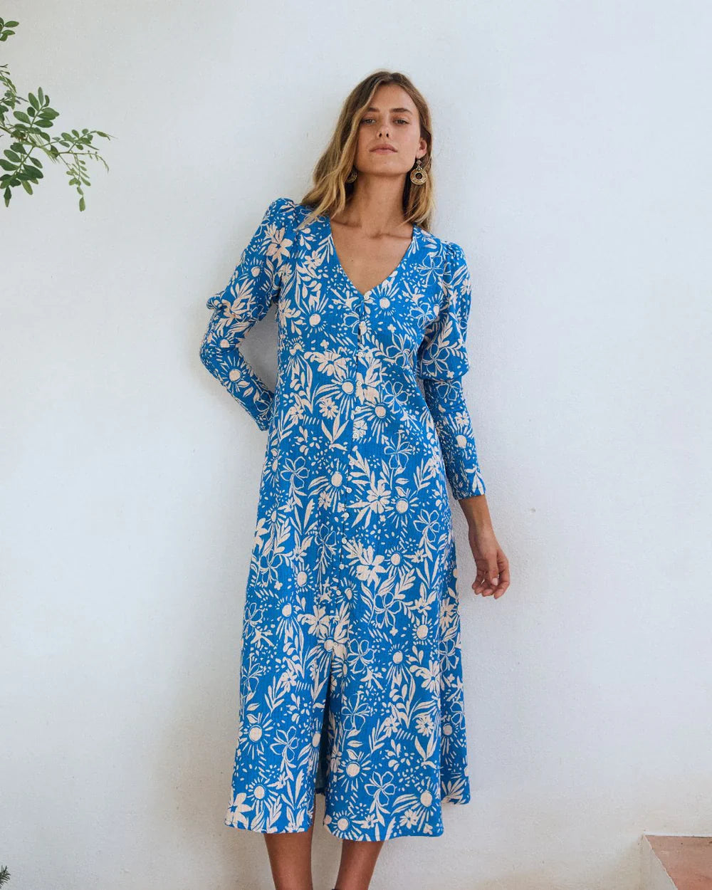 Vestido azul con estampado de flores en crudo de Magnolya Collection · PORTICO, Turó Park Barcelona