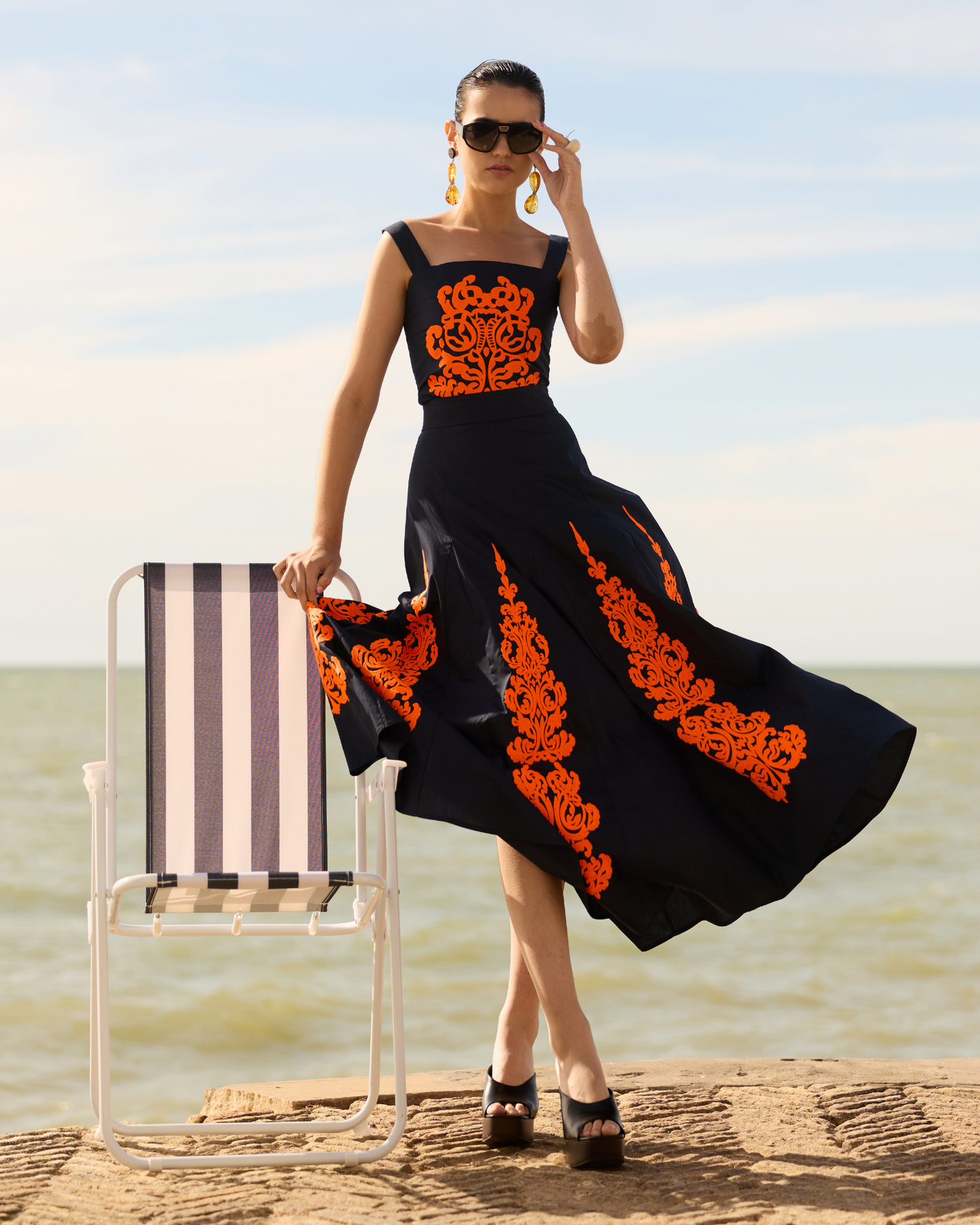 Conjunto Anea de IQ Collection · top + falda midi, bordados naranja flúor