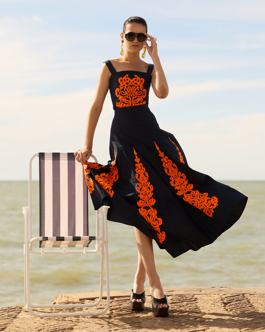 Conjunto Anea de IQ Collection · top + falda midi, bordados naranja flúor