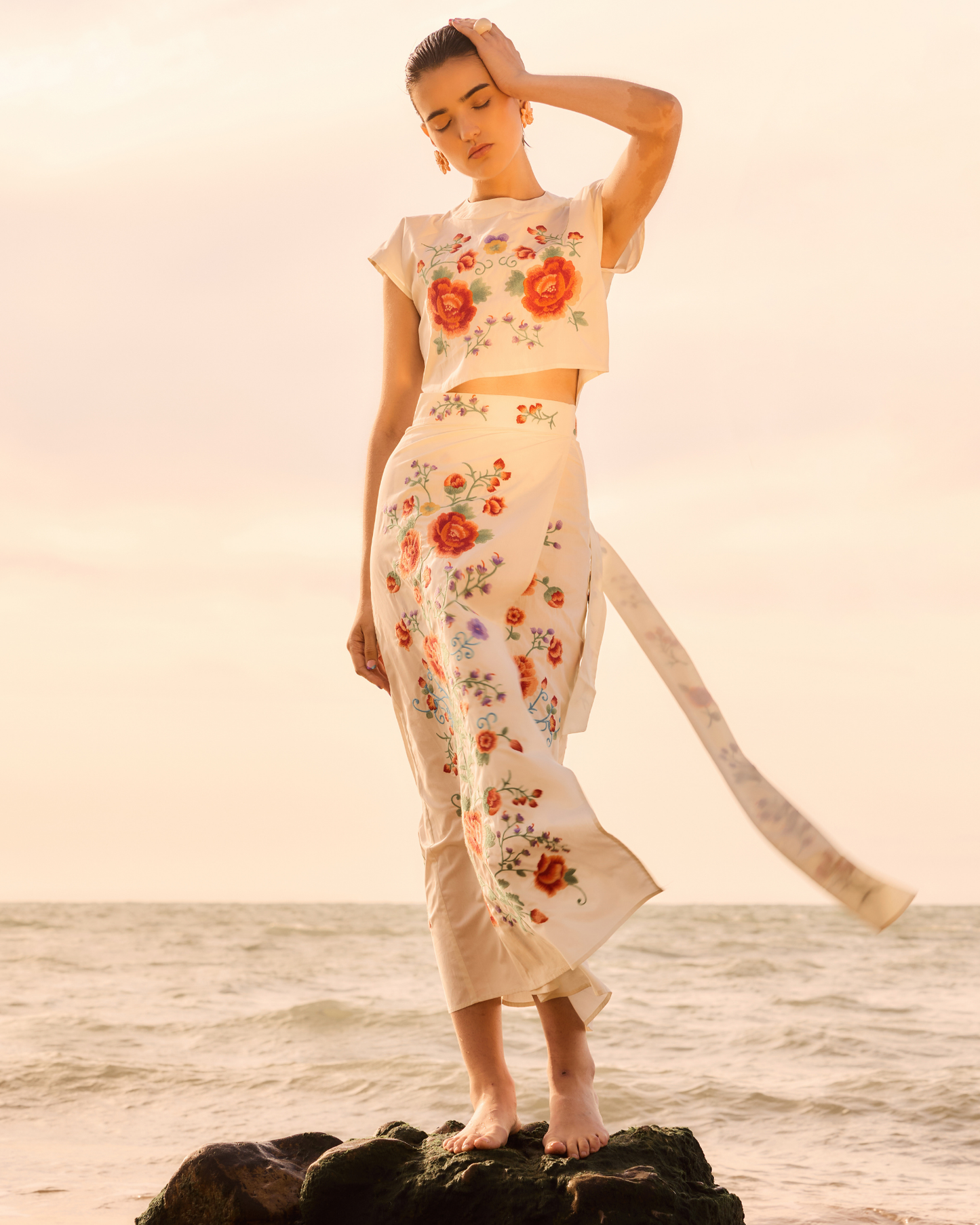 Conjunto Santorini Beige Bordados de IQ Collection · conjunto bordado top + falda, fondo beige