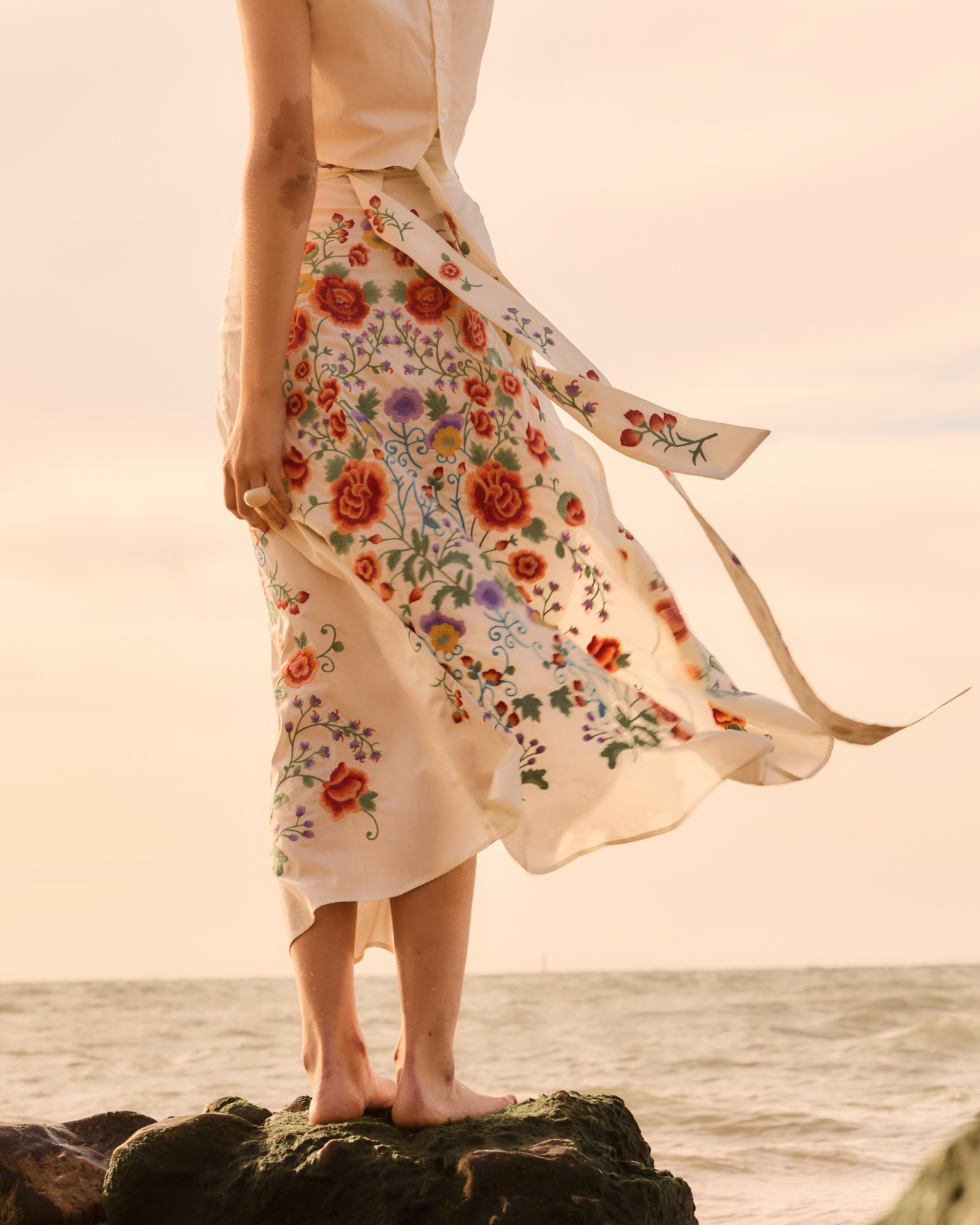 Conjunto Santorini Beige Bordados de IQ Collection · detalle 3
