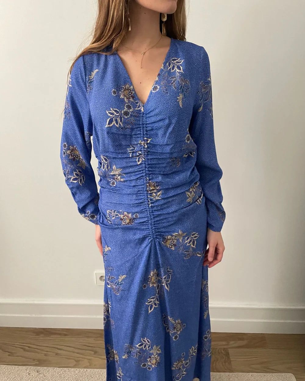 Vestido largo azul aciano con fino estampado floral en crudo – Magnolya Collection · PORTICO Concept, Turó Park Barcelona (vista 3)