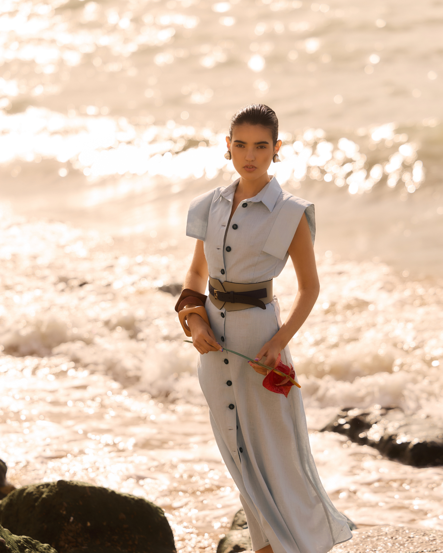 Vestido Gala Gris Claro de IQ Collection · tejido fluido, cuello camisero, botonadura frontal