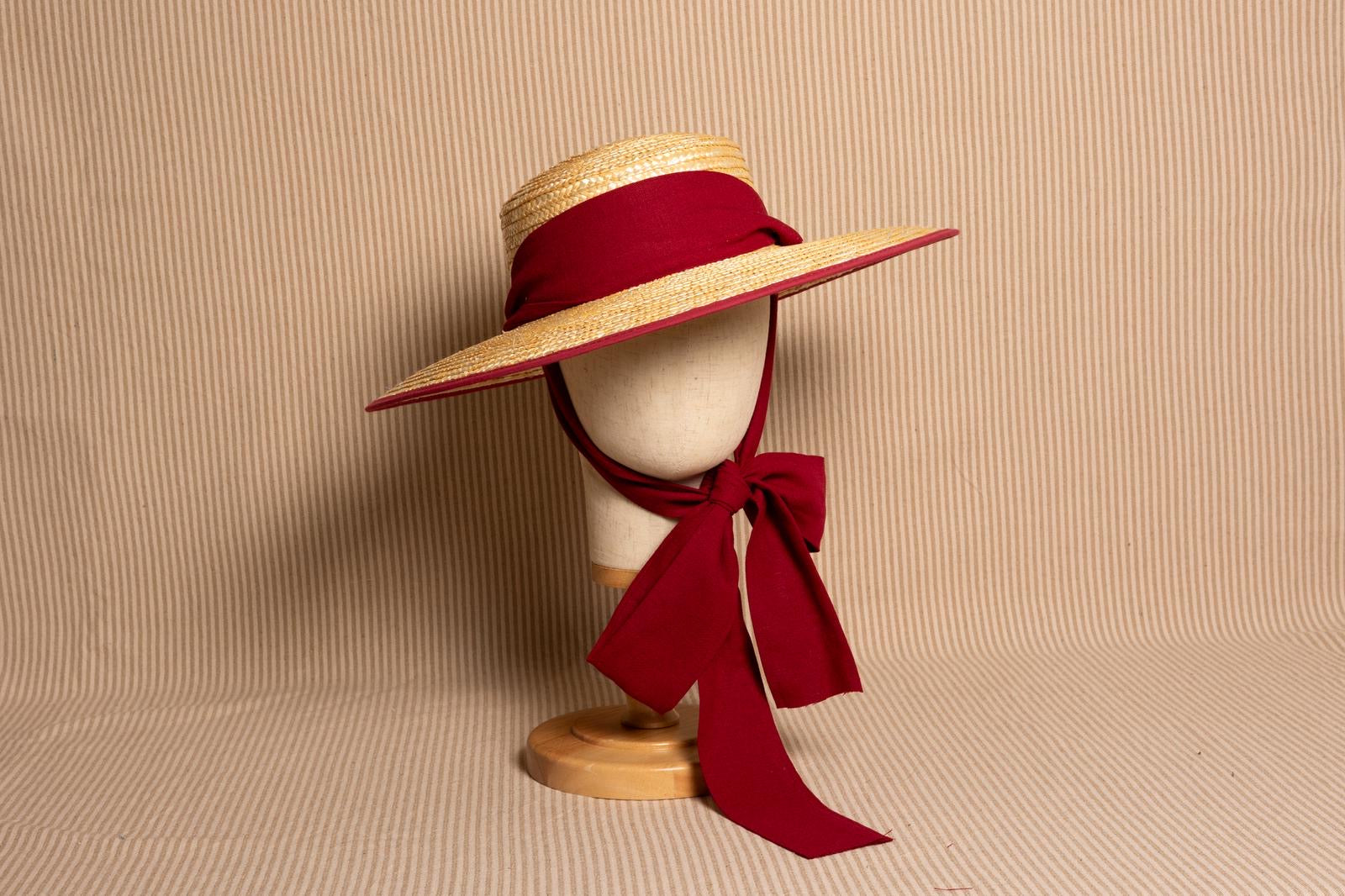 Canotier de paja natural con lazo largo color frambuesa – Alexia Álvarez de Toledo · PORTICO Concept, Turó Park Barcelona (vista 2)