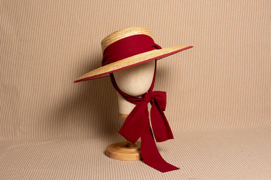 Canotier de paja natural con lazo largo color frambuesa – Alexia Álvarez de Toledo · PORTICO Concept, Turó Park Barcelona (vista 2)