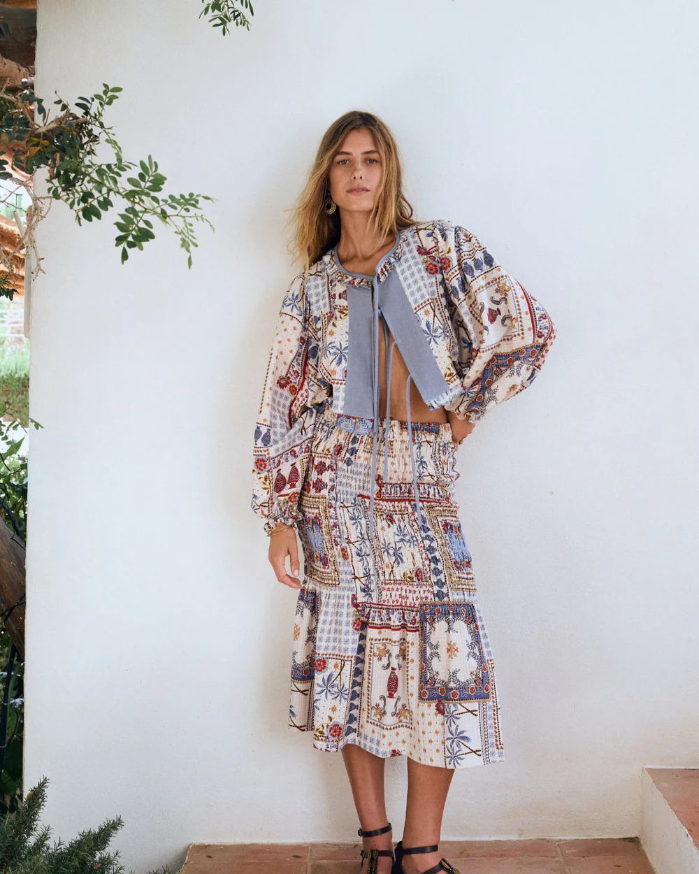 Camisa en crudo con estampado tropical de palmeras en azul, rojo y terracota – Magnolya Collection · PORTICO Concept, Turó Park Barcelona