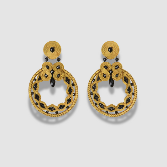 Pendientes Ocre & Azabache en ocre y negro – Musula · PORTICO Concept, Turó Park Barcelona