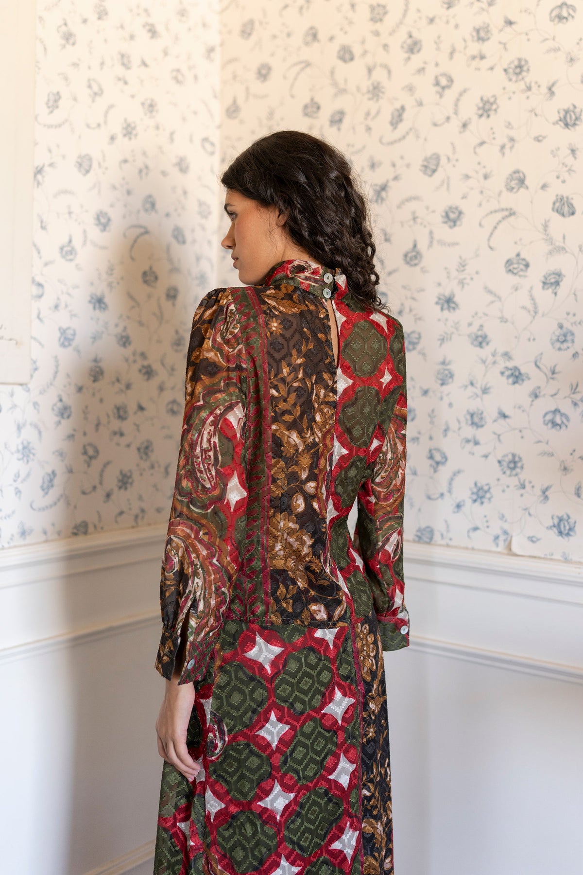 Camisa Boho de Vanó Studio, espalda con abertura de lágrima