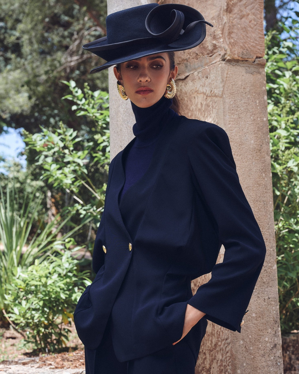 Chaqueta Muse de IQ Collection · tejido de sastrería azul marino, cruzada con botones dorados