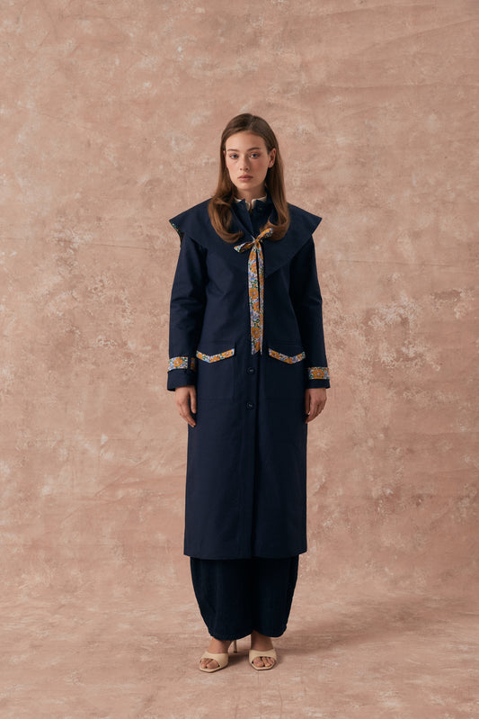 Gabardina Marmont Jane de Laganini · azul oscuro con capa floral