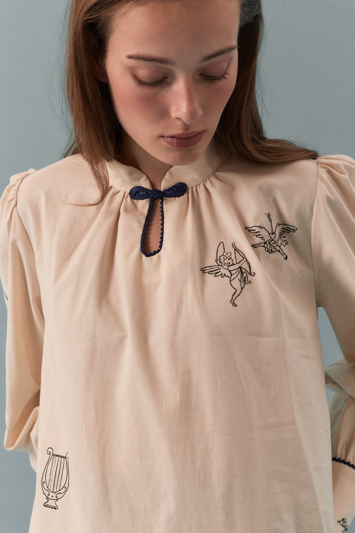 Camisa Kyoto Fog de Laganini · 100% algodón orgánico beige con bordados en azul