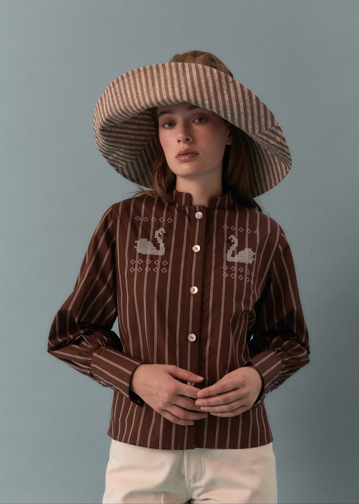 Camisa Billie Cabin de Laganini · 100% algodón orgánico, bordado de cisnes en punto de cruz