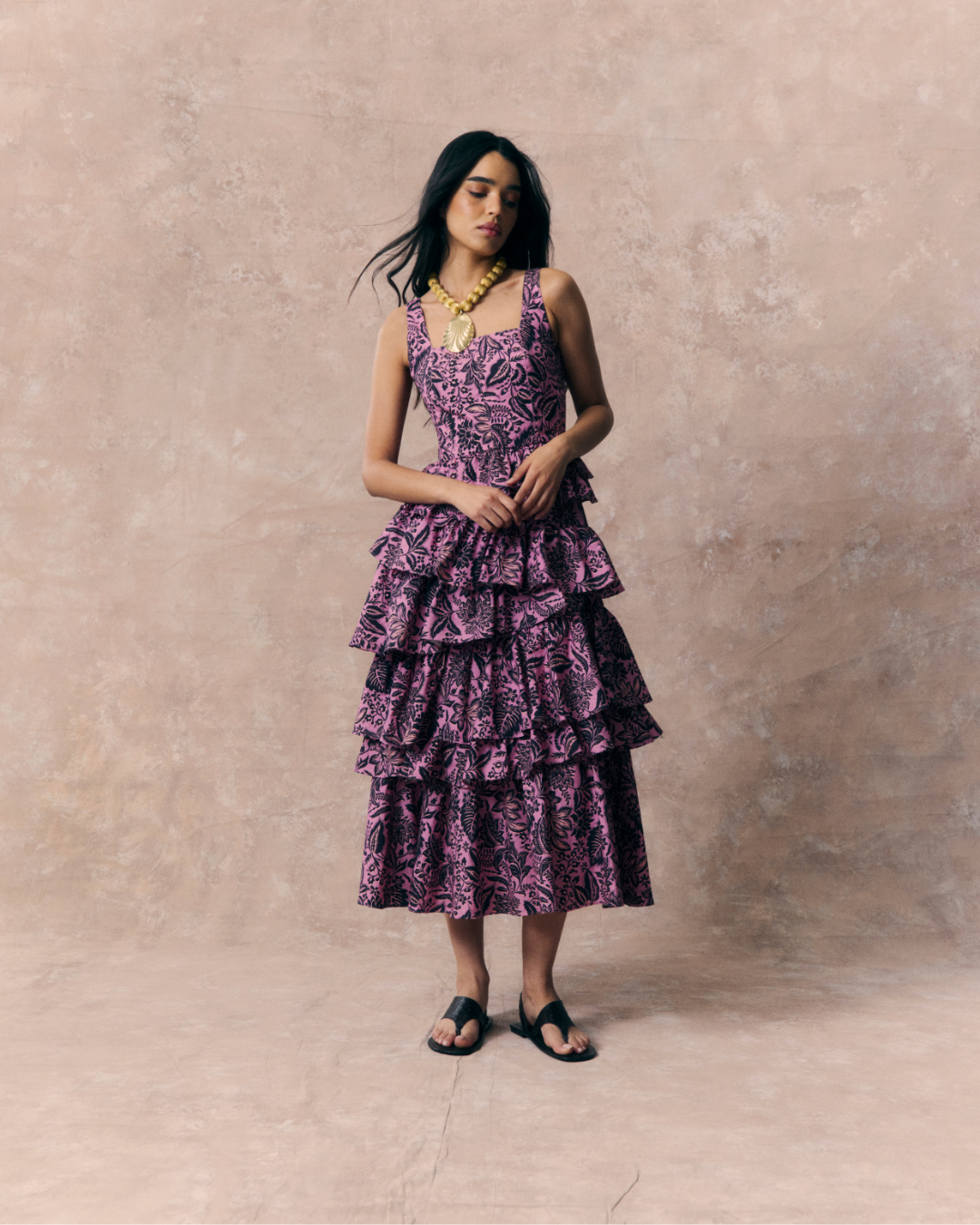 Vestido Daiquiri Bloom largo de volantes con estampado floral rosa y negro – Laganini · PORTICO Concept, Turó Park Barcelona (vista 2)