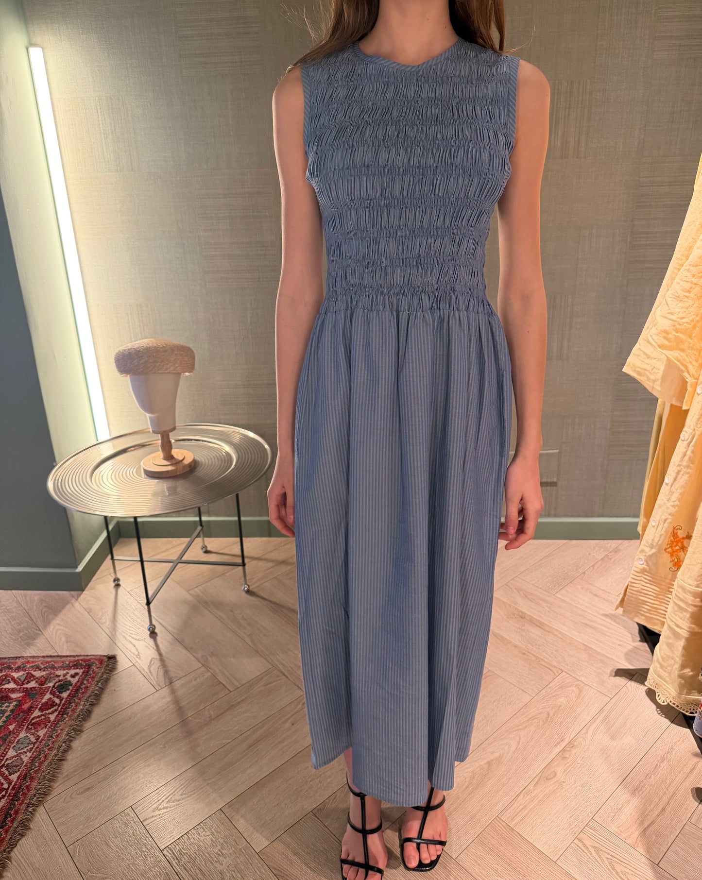 Vestido midi azul claro a rayas, sin mangas – Magnolya Collection · PORTICO Concept, Turó Park Barcelona